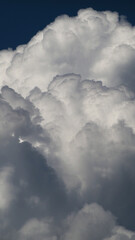 Vue rapprochée de cumulus congestus, parvenant bientôt à maturité.  Le temps est orageux et instable
