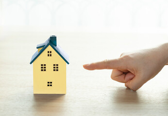 집한채와 집을 가리키는 여성의 손