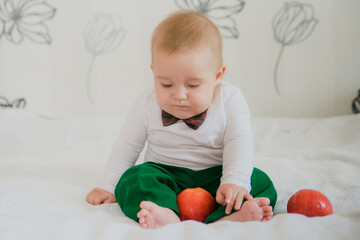 Fototapeta na wymiar child playing with apples