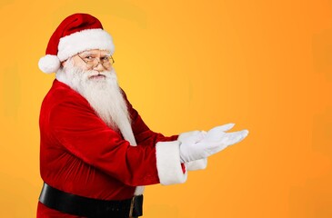 Fototapeta na wymiar Photo astonished beard santa claus impressed x-mas Christmas adverts discount point finger copyspace