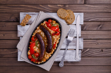 Braised beans with vegetables and fried sausages