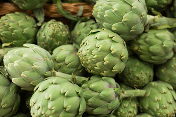 Obraz premium Fresh artichokes on market counter