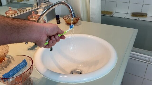 Se brosser les dents dans une salle de bain