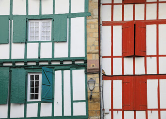 fachada de casa con ventanas rojas y verdes en espelette pueblo vasco francés francia 4M0A8028-as21