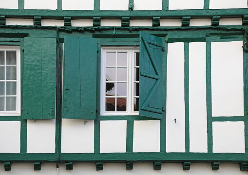fachada de casa con ventanas verdes en espelette pueblo vasco franc&eacute;s francia 4M0A8034-as21
