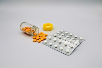 ホワイトバックの大量の薬　医療イメージ