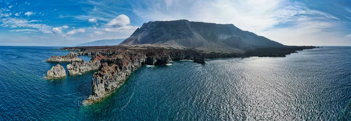 Foto op Plexiglas Canarische Eilanden Panoramisch luchtfoto van de noordwestkust van El Hierro (Canarische eilanden) in de buurt van Arco de la Tosca