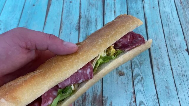 Sandwich baguette saucisson salade et cornichon