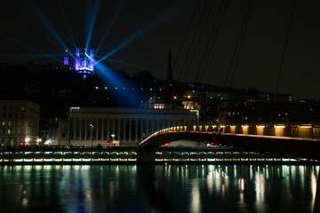 ville de Lyon en rhône-Alpes la nuit avec la basilique Notre-Dame de Fourvière illuminée