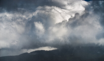 Obraz premium Winter mountains with snow under a dark winter sky.