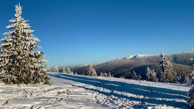 Zimowy widok z Hali Rysianka na pokryty śniegiem Beskid Żywiecki, Pilsko i Babią G&oacute;rę.