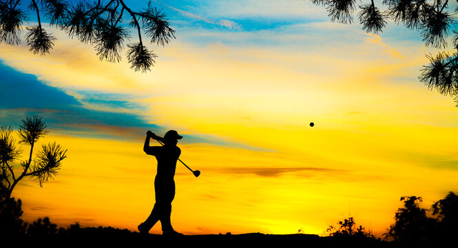 hombre haciendo deporte , jugando al golf al aire libre