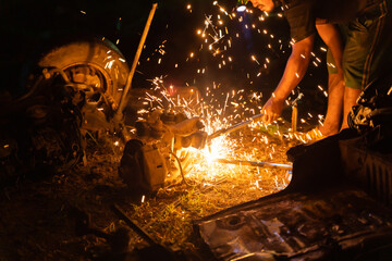 Foreign workers cut steel at construction sites with Oxy-Propane cutting.