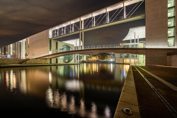 Fototapeta premium Nachtaufnahme vom Marie-Elisabeth- Lüders-Steg über die Spree im Berliner Regierungsviertel