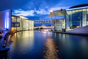 Blaue Stunde im Regierungsviertel in Berlin am Spreeufer mit Blick auf Paul-Löbe-Haus und...