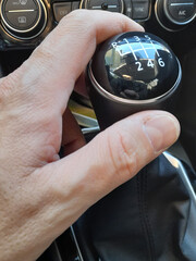 Cambiare marcia con la leva del cambio - velocità