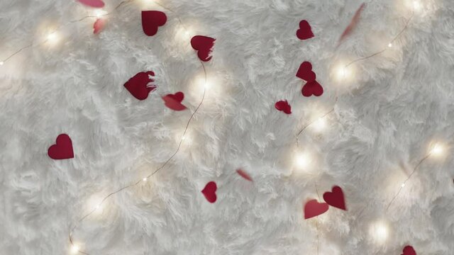 Sfondo per san Valentino con cuori e tappeto bianco 
