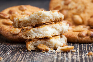 round cookies with roasted peanuts