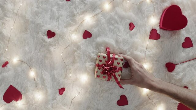 Scatole regalo per la festa degli innamorati di san Valentino su tappeto bianco