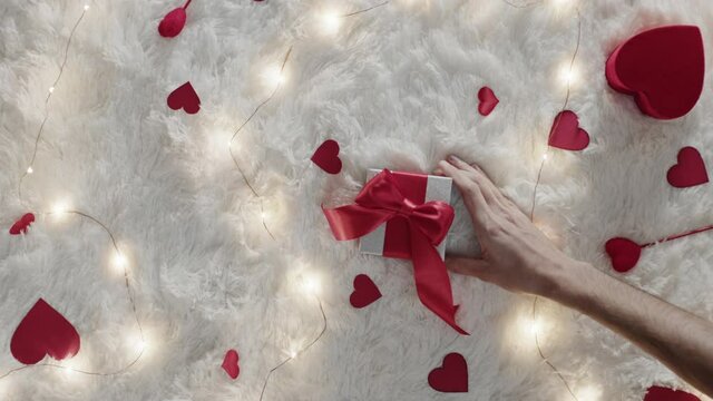 Sfondo per san Valentino con cuori e tappeto bianco 