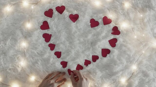 Sfondo per san Valentino con cuori e tappeto bianco 