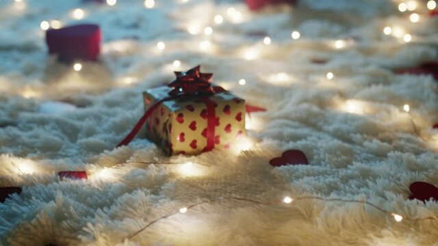 Scatole regalo per la festa degli innamorati di san Valentino su tappeto bianco