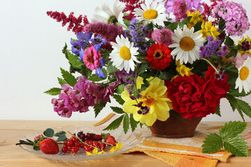 Obraz na płótnie Canvas lush bright bouquet of different garden flowers