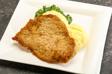 Crispy chicken schnitzel with mashed potato