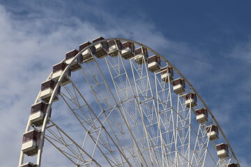 Naklejka premium La grande roue de Paris en 2021, située jardin des Tuileries, ville de Paris, Ile de France, France