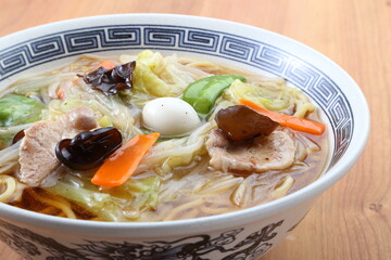 テーブルの五目あんかけラーメン