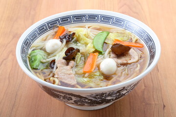 テーブルの五目あんかけラーメン