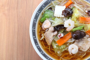 テーブルの海鮮あんかけラーメン　俯瞰　スペース