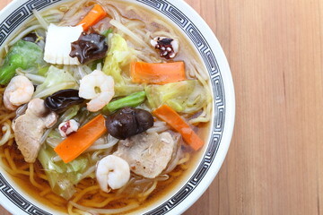 テーブルの海鮮あんかけラーメン　俯瞰　スペース