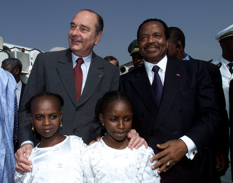 French President Jacques Chirac (L) and Cameroon President Paul Biya (R) pose with children as they ..