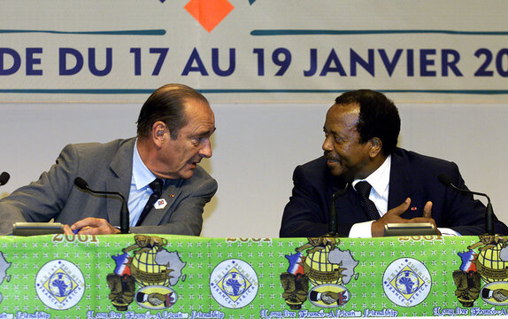 French President Jacques Chirac (L) and Cameroon President Paul Biya (R) speak together at a press c..