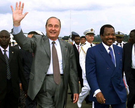 French President Jacques Chirac (L) accompagned by Cameroon President Paul Biya (R) waves upon his a..