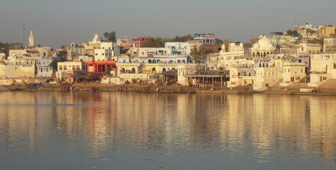 Fototapeta na wymiar Pushkar lake in the morning