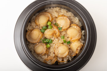 ホタテの釜飯　(ホタテの炊き込みご飯)