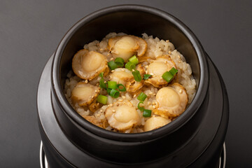 ホタテの釜飯　(ホタテの炊き込みご飯)