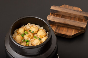 ホタテの釜飯　(ホタテの炊き込みご飯)