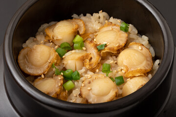 ホタテの釜飯　(ホタテの炊き込みご飯)
