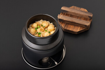 ホタテの釜飯　(ホタテの炊き込みご飯)