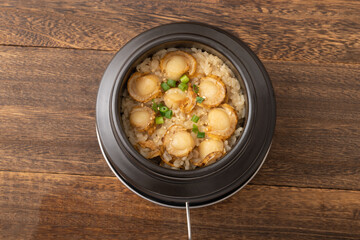 ホタテの釜飯　(ホタテの炊き込みご飯)