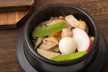 五目釜飯　(鶏五目釜飯)