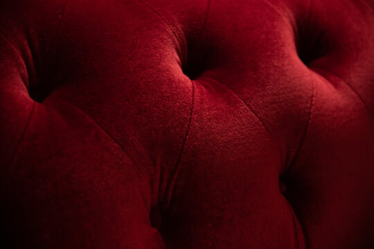 gros plan sur un fauteuil ou un sofa en velour molletonn&eacute; symbolisant le luxe et le confort et pouvant servir d'arri&egrave;re-plan ou de texture