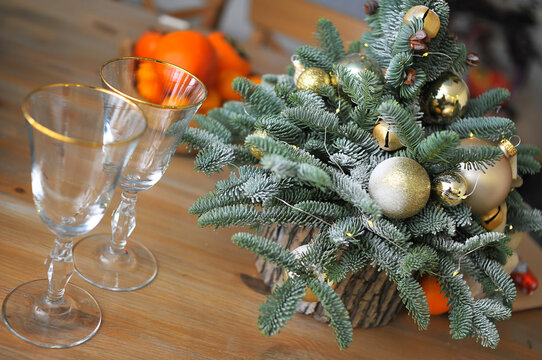 Natural herringbone with Christmas decor on the table