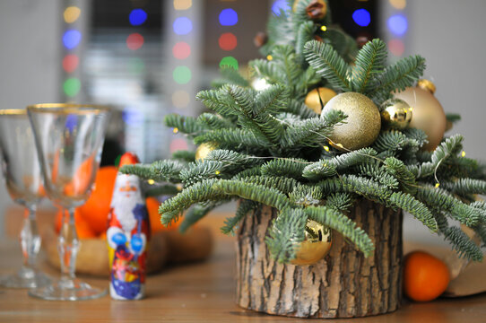 Natural herringbone with Christmas decor on the table