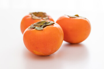 三つの柿と白い背景