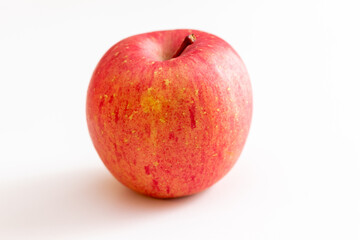 赤いリンゴと白の背景