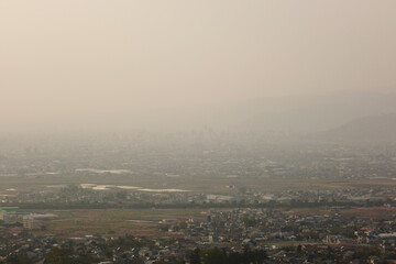 Obraz premium 高台から望む、黄砂で視界不良の山梨県甲府市の街並み